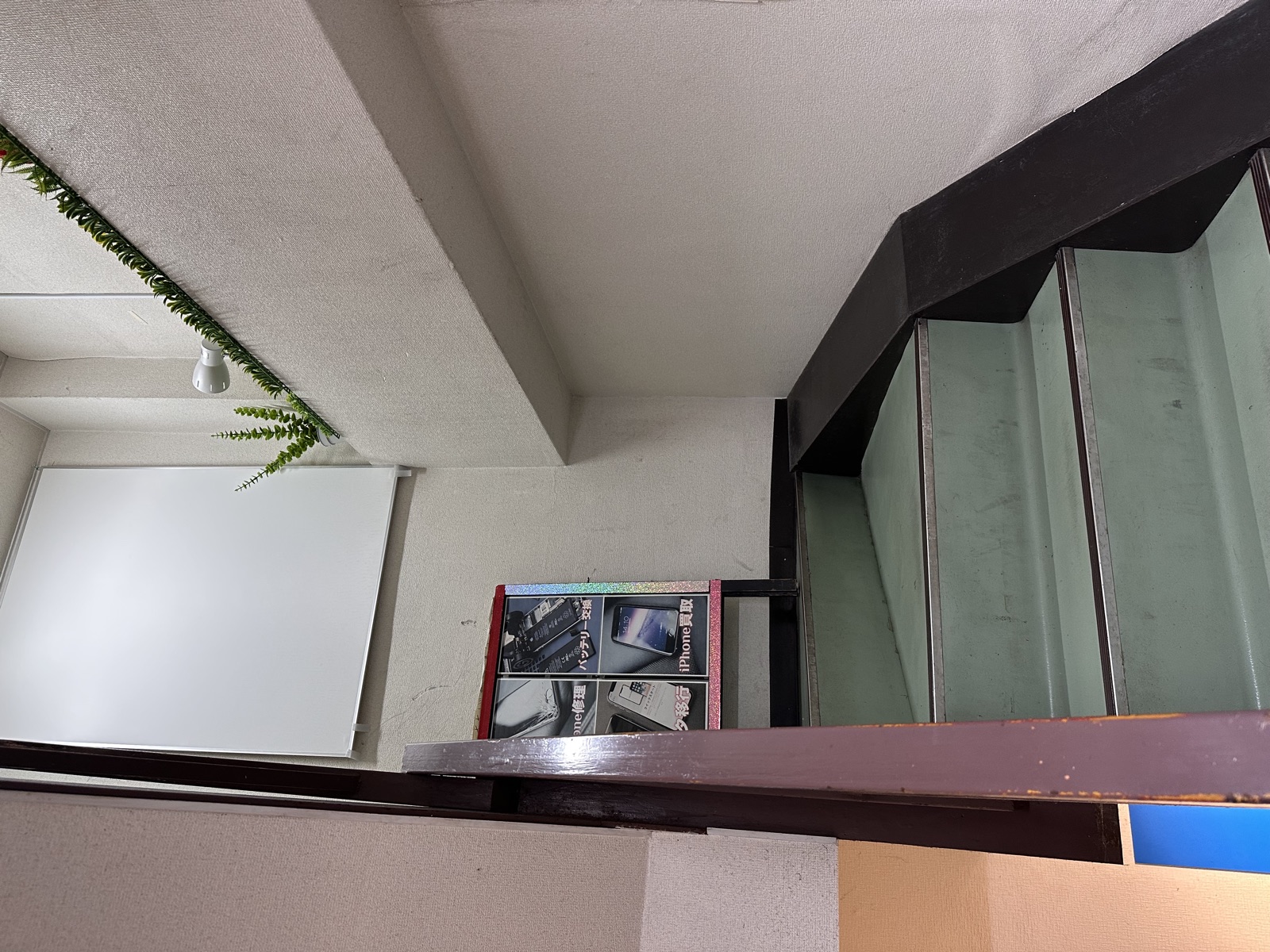 3階手前にある、上へ続く建物内の階段