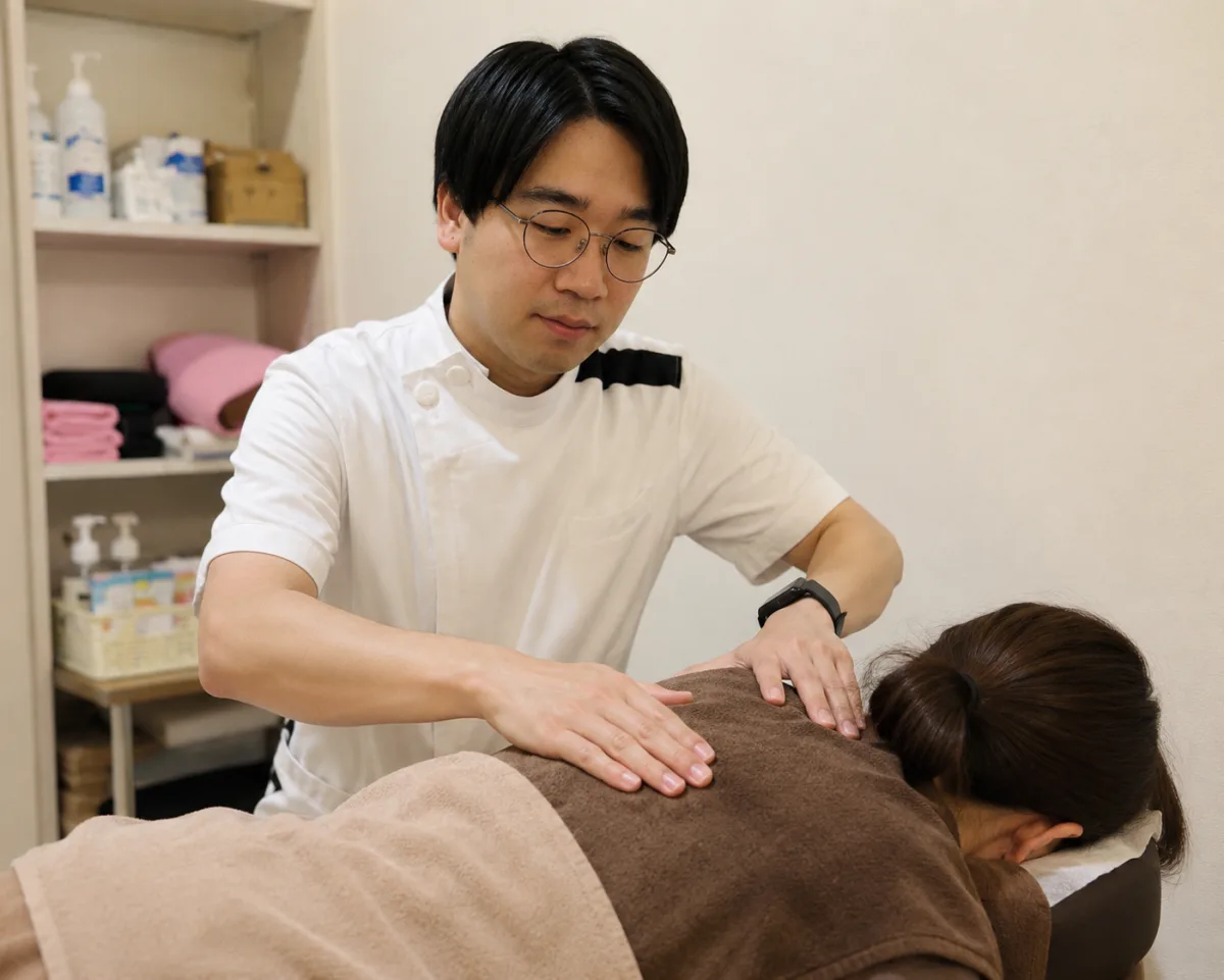 うつ伏せでの整体施術の様子